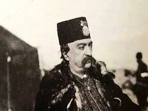 یادداشتهای ناصرالدینشاه: به حاشیه رود فرات رسیدیم. این رودخانهای بزرگ است که آب آن کمی گلآلود به نظر میرسد. یادداشتهای ناصرالدینشاه: به حاشیه رود فرات رسیدیم. این رودخانهای بزرگ است که آب آن کمی گلآلود به نظر میرسد.