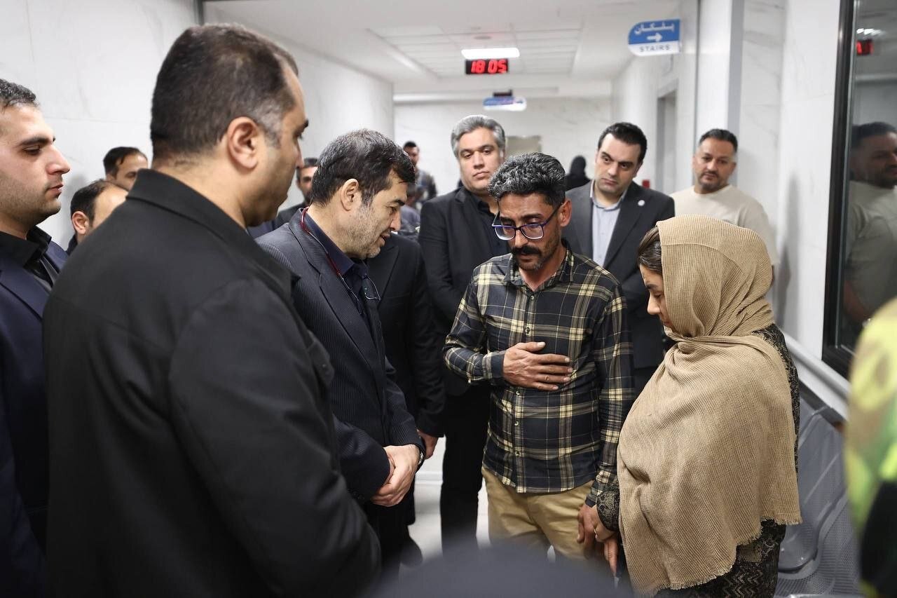 عکس | عیادت دنیامالی از دختر موتورسوار؛ گفتوگوی وزیر با پدر و مادر «النا»