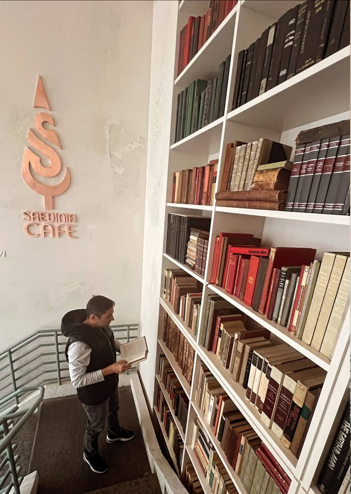 عکس | وحید هاشمیان در ادایی‌ترین کافه تهران 2