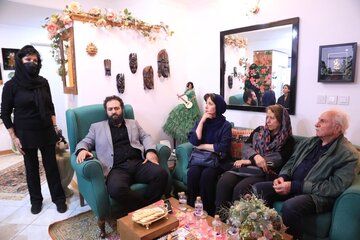 دیدار هنرمندان با فرزانه کابلی برای همدردی