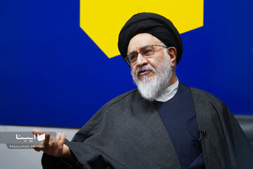 روایت محقق داماد از مخالفان و موافقان انتشار کتاب میان مسلمانان صدر اسلام / پیشوایان دین مقوم نهضت ترجمه