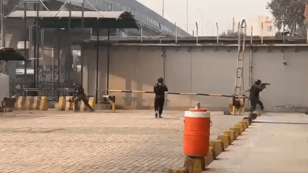 ببینید | انفجار انتحاری و حمله مسلحانه به مقر نیروهای مرزی پاکستان