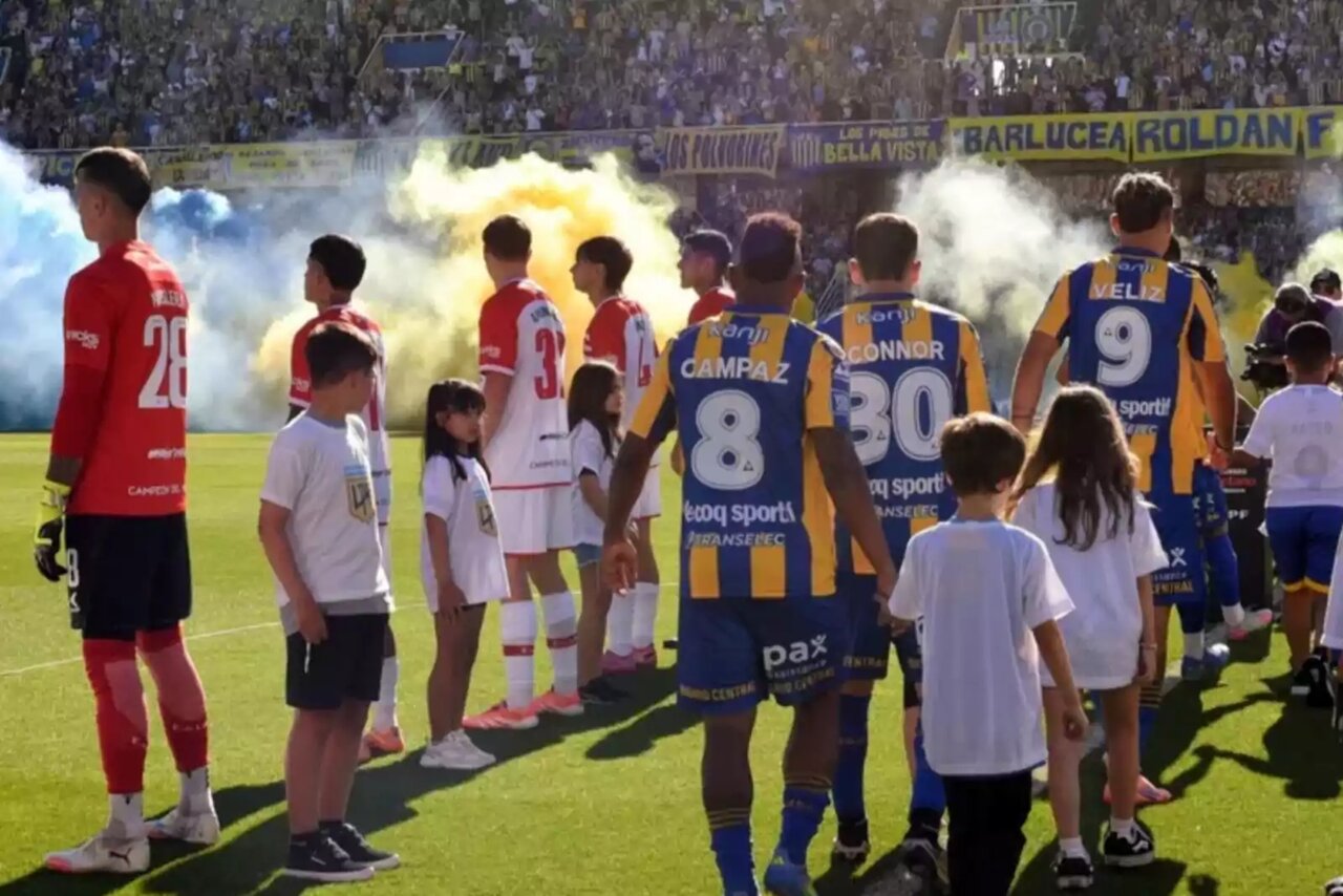 ببینید | عجیبترین تونل افتخار؛ اقدام کنایهآمیز بازیکنان استودیانتس