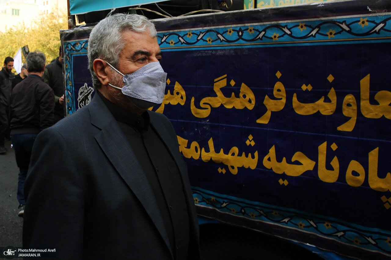 یکی از فرماندهان سابق سپاه با ظاهری متفاوت در مراسم تشییع شهدای گمنام + تصویر 2