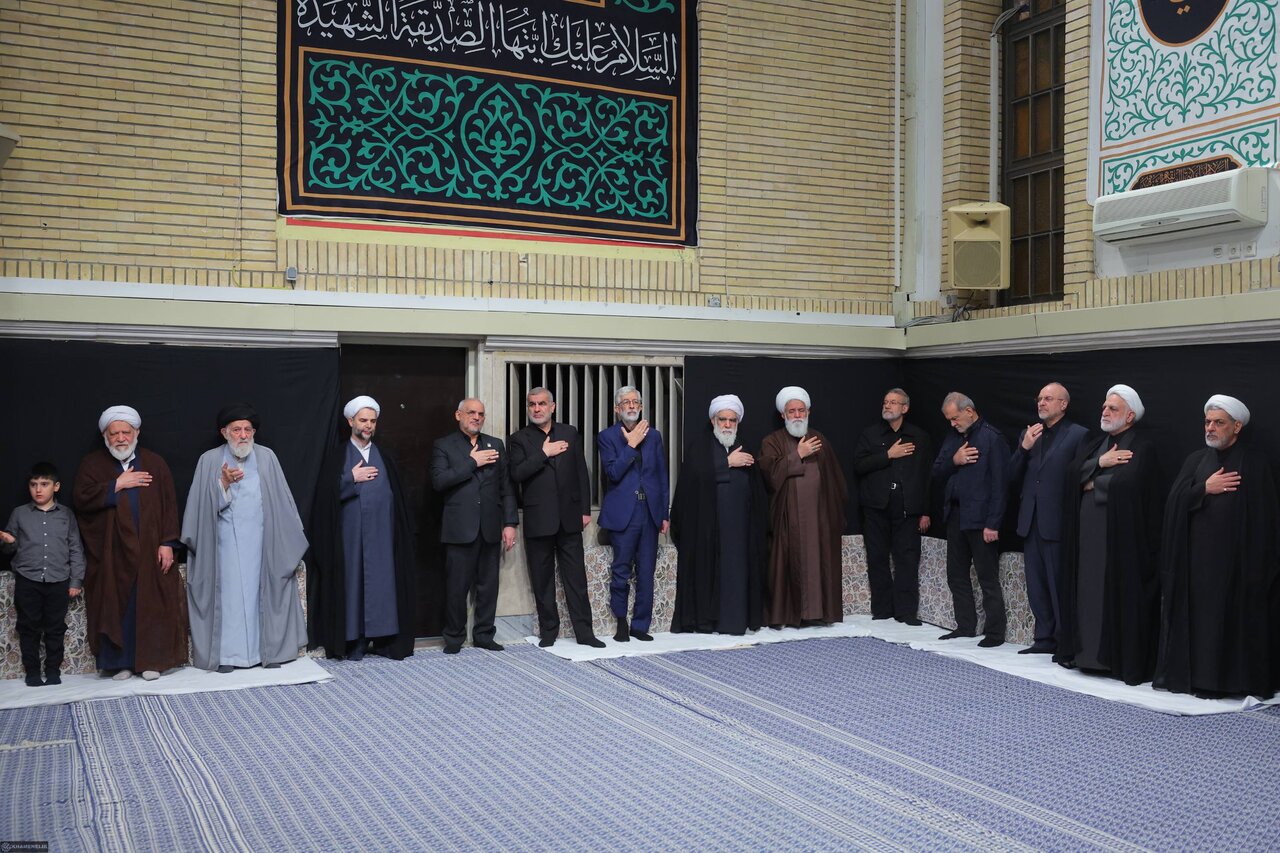 تصاویری از مراسم شب سوم عزاداری شهادت حضرت زهرا در حسینیه امام خمینی/ پزشکیان و جلیلی هم حضور داشتند