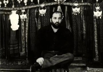 عکس. نوچه‌ها در حال مشت و مال دادن شعبان بی‌مخ؛ دهه ۴۰