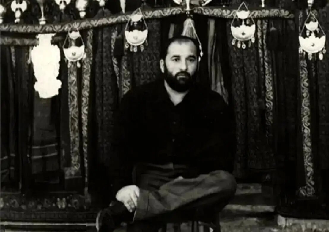 عکس. نوچه‌ها در حال مشت و مال دادن شعبان بی‌مخ؛ دهه ۴۰