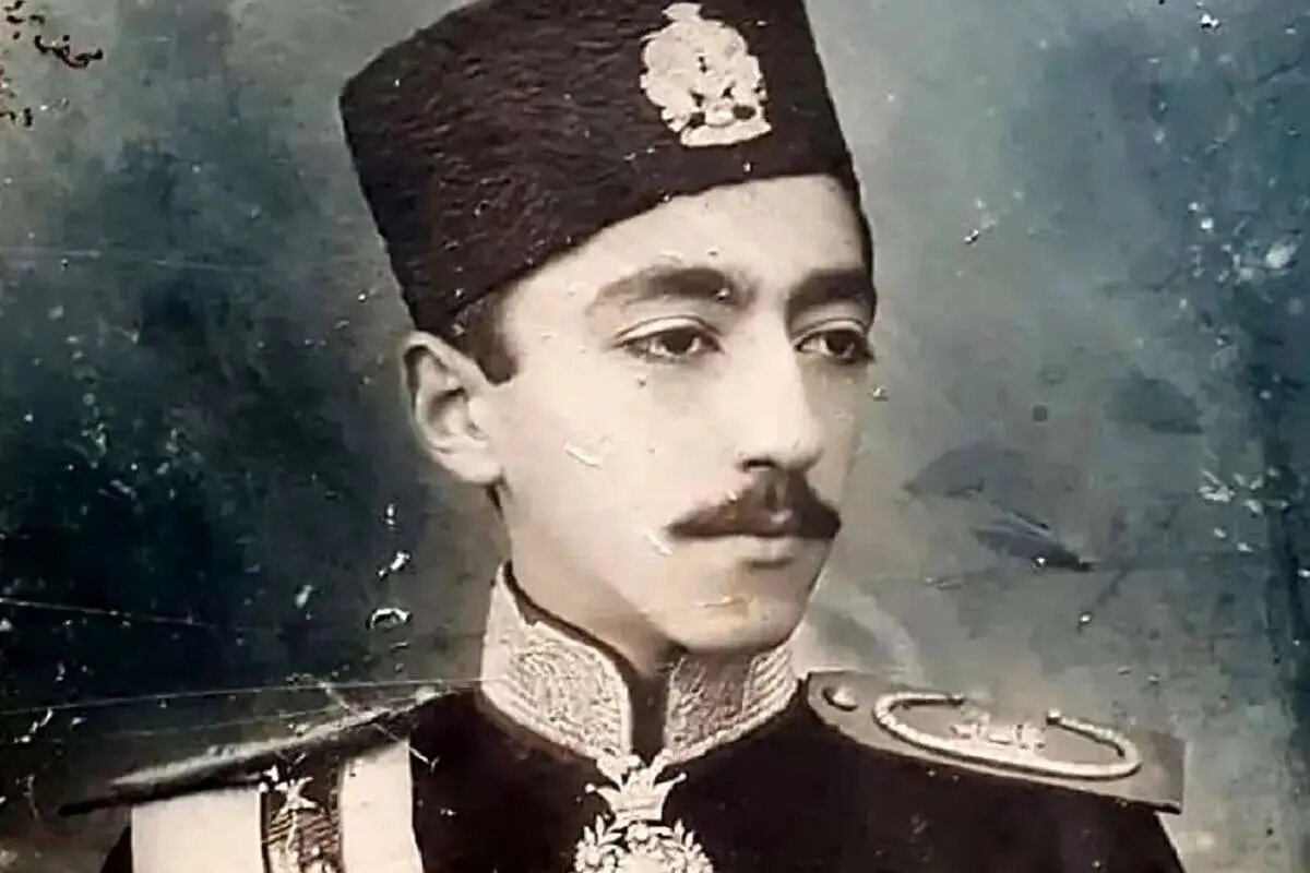 عکسی از ژست آخرین ولیعهد قاجار در حالی که سیگاری در دست دارد، منتشر شد.