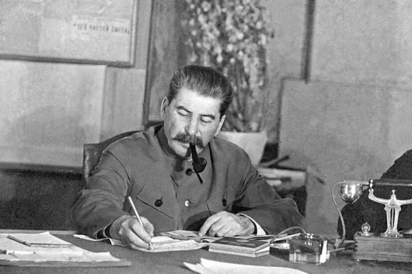 تصویر: استالین در لحظهای تاریخی در حال امضای یادبود برای اعضای یکی از تعاونیهای کشاورزی تاجیکستان تصویر: استالین در لحظهای تاریخی در حال امضای یادبود برای اعضای یکی از تعاونیهای کشاورزی تاجیکستان