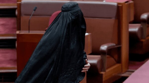 سنگین‌ترین مجازات برای سناتور استرالیایی؛ او مسلمانان را تحقیر کرد / عکس