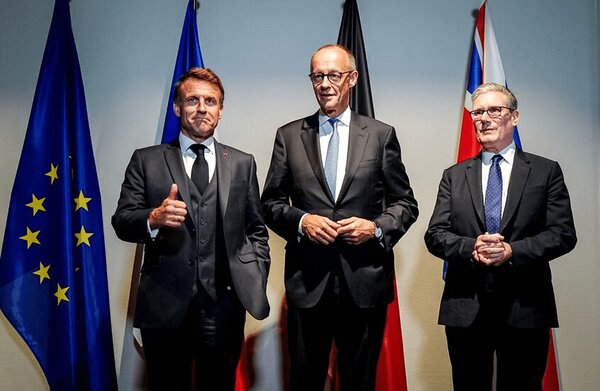 تروئیکای اروپایی هشدار داد: دست به مرزها نزنید