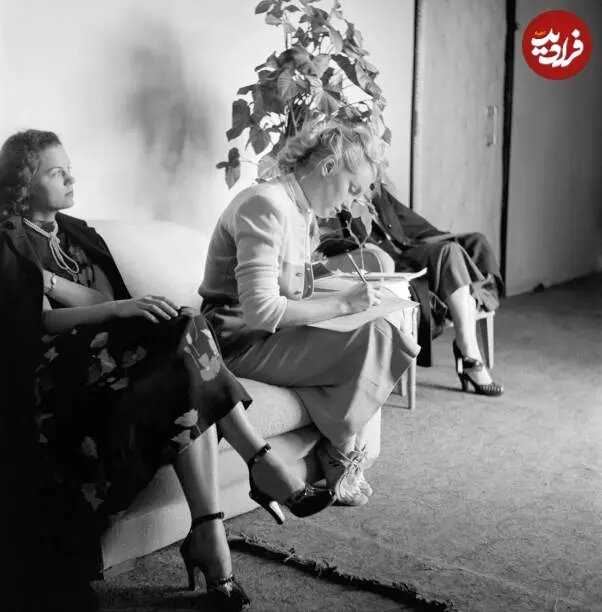 عکس/ مرلین مونرو در حال پر کردن فرم تست بازیگری در لسآنجلس؛ سال ۱۳۲۸ خورشیدی