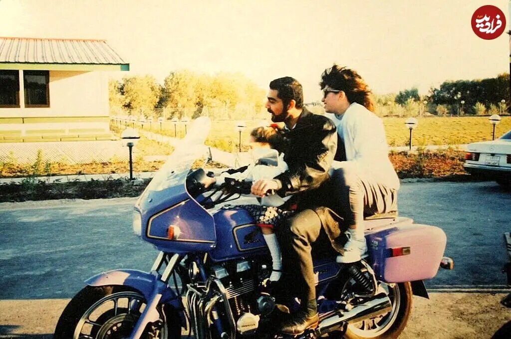 عکس/ عدی پسر بیرحم صدام در حال موتورسواری با همسر و فرزندش؛ دهه ۶۰