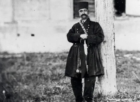 ناصرالدینشاه در یادداشتهای خود به ورود به کربلا اشاره کرده و میگوید: این شهر مملو از تماشاچیان بود. او همچنین به وصف کوچههای باریک و تنگ آن پرداخت و آن را امری عجیب توصیف کرد. ناصرالدینشاه در یادداشتهای خود به ورود به کربلا اشاره کرده و میگوید: این شهر مملو از تماشاچیان بود. او همچنین به وصف کوچههای باریک و تنگ آن پرداخت و آن را امری عجیب توصیف کرد.