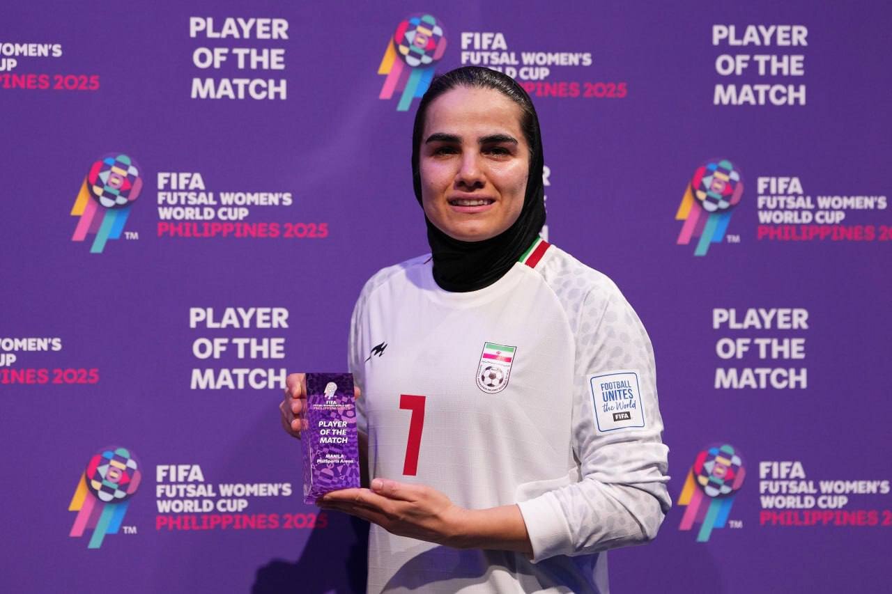 عکس | سلفی فرشته کریمی با جایزه ویژه فیفا