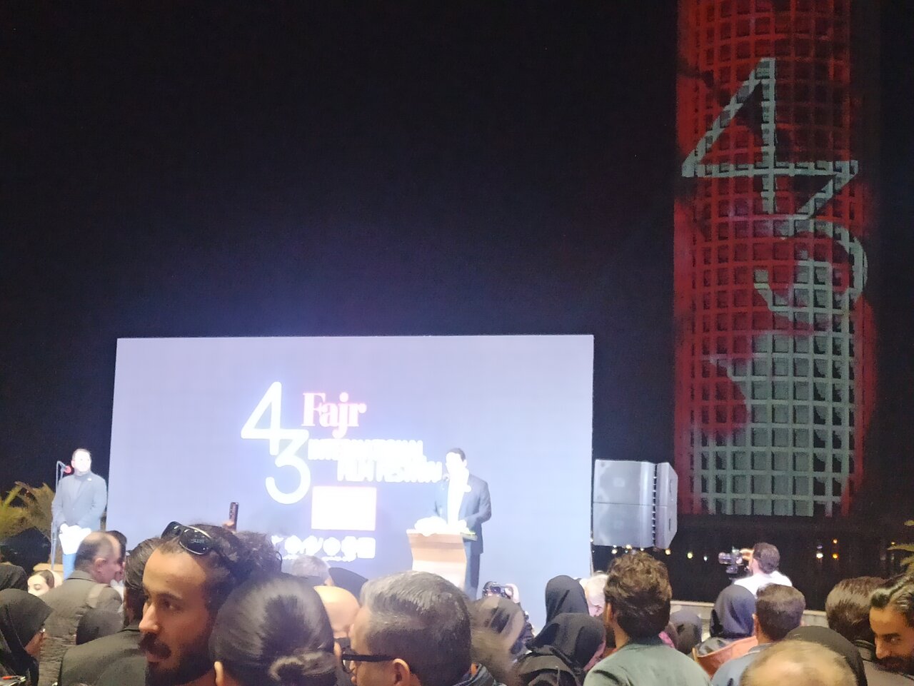 جشنواره جهانی فیلم فجر به طور رسمی در شیراز افتتاح شد. این رویداد فرهنگی با حضور هنرمندان و فعالان صنعت سینما آغاز به کار کرد.