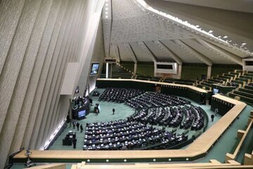 کنایه نماینده ادوار مجلس: اقتصاد کشور با حمله مجلس دوازدهم به دولت پزشکیان درست نمی‌شود