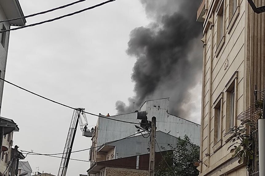 ببینید | آتش‌سوزی مهیب یک ساختمان مسکونی در محله لب آب رشت