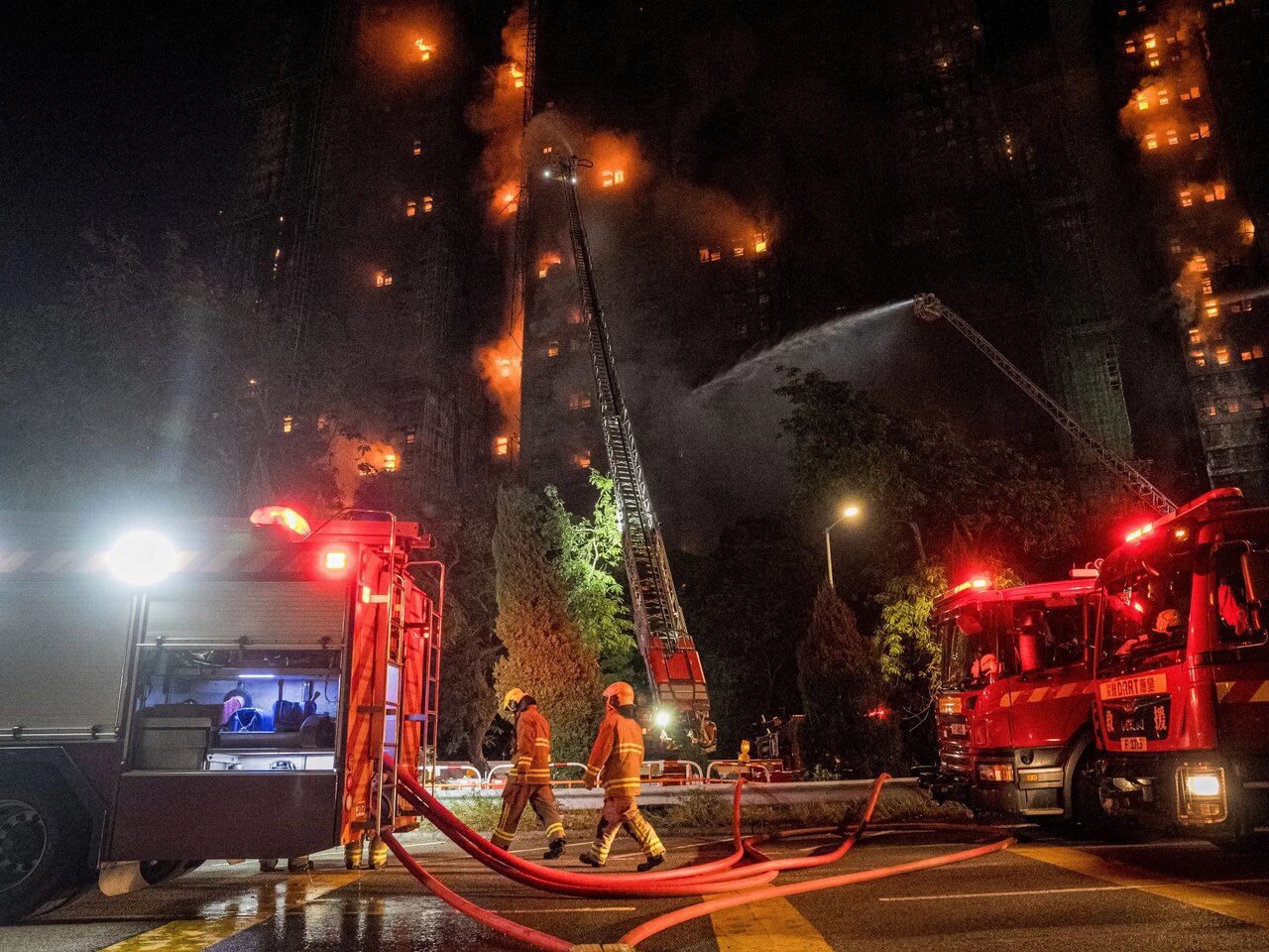 مرگبارترین آتشسوزی در نیمقرن اخیر؛ ۶۵ کشته و صدها مفقود/ علت اصلی آتشسوزی برجهای هنگکنگ چه بود؟/ بازداشت ۳ مظنون