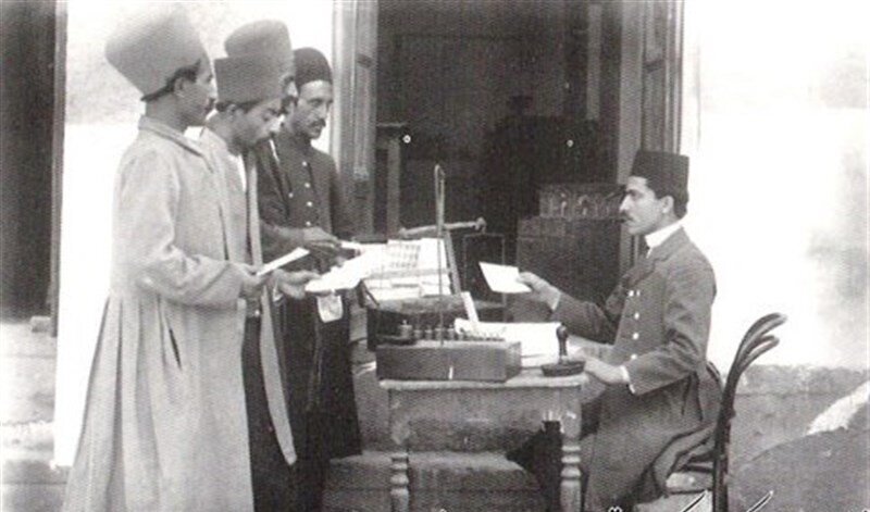 با ارائه تصویری از قبض پست سفارشی مربوط به دوران ناصرالدین‌شاه، تاریخچه خدمات پستی در این دوره به نمایش گذاشته شده است. این مستندات نشان‌دهنده روندهای ارسال نامه و بسته‌های پستی در زمان مذکور است.