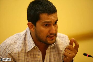 پریدن حامد بهداد روی میز در نشست خبری / عکس