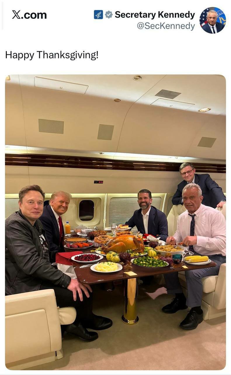 عکس | آشتی ترامپ و ماسک در جشن شکرگزاری با بوقلمون در هواپیما