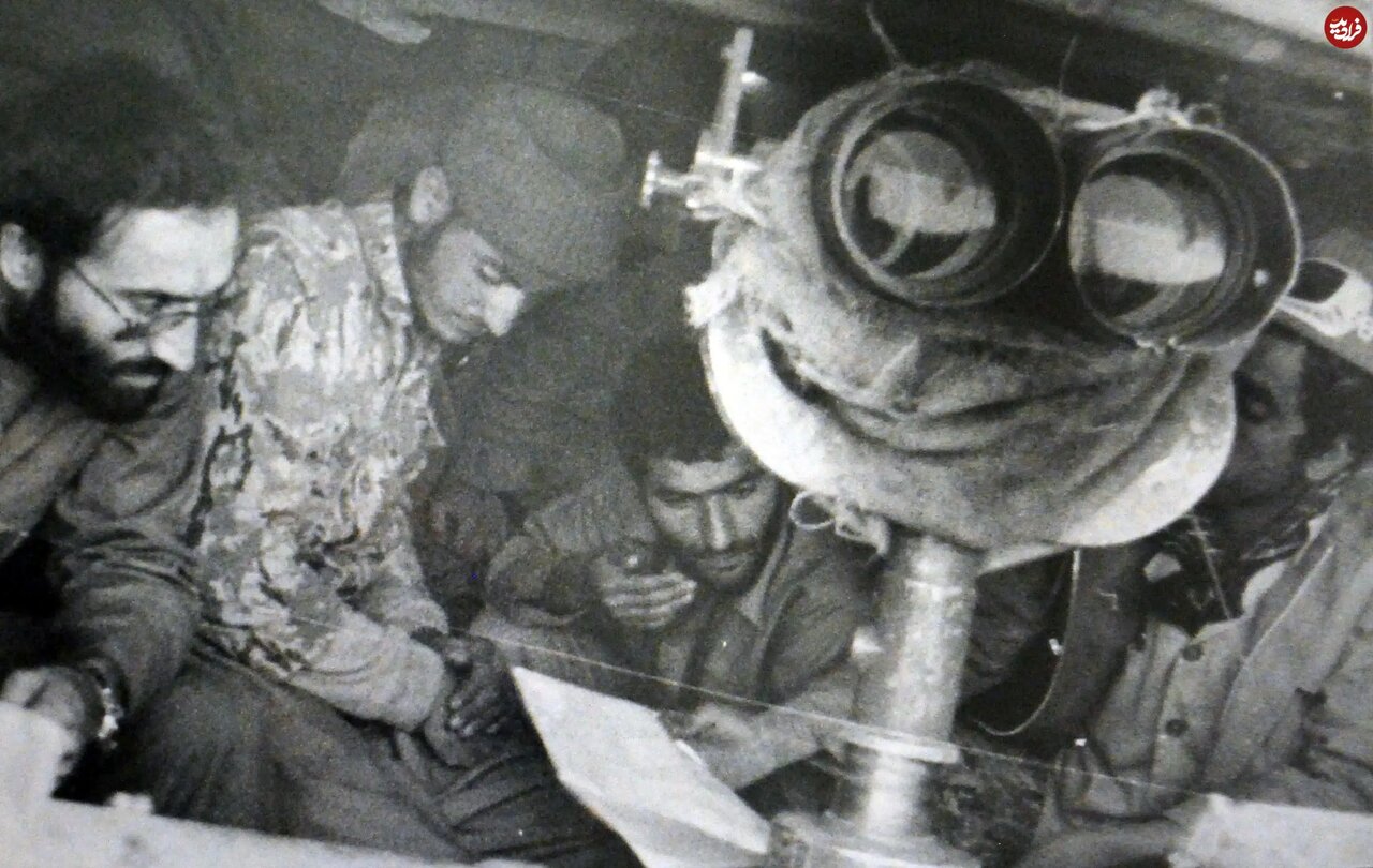 عکس/ پدر صنعت موشکی در حال بررسی موقعیت دشمن در جبهه؛ دهه ۶۰