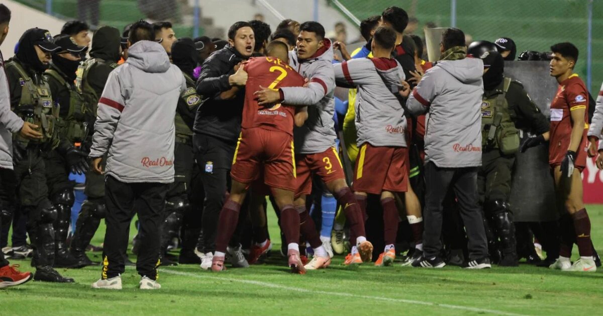 ببینید | مسابقۀ فوتبال با ۱۷ اخراجی!