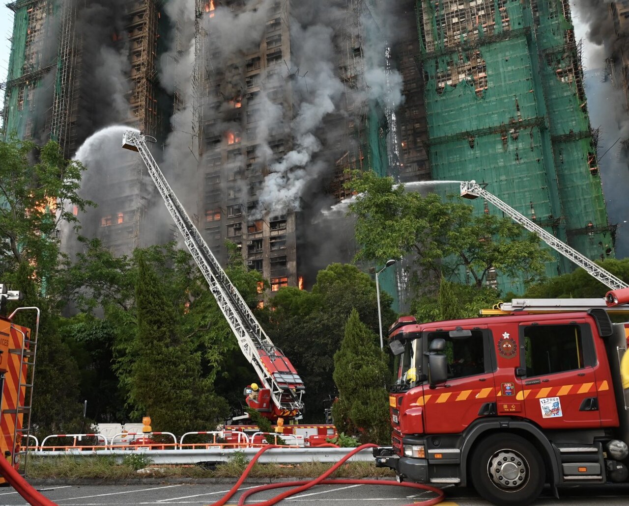 تصاویری آخرالزمانی از افزایش آمار قربانیان در هنگ‌کنگ؛ تاکنون 94 نفر جان باختند/ جستجو برای یافتن صدها مفقود ادامه دارد / عکس