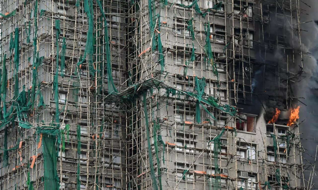 تصاویری آخرالزمانی از افزایش آمار قربانیان در هنگکنگ؛ تاکنون 94 نفر جان باختند/ جستجو برای یافتن صدها مفقود ادامه دارد / عکس