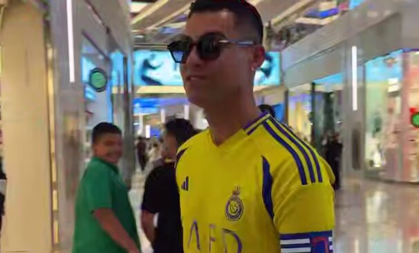 ببینید | بدل رونالدو سوژه عکس‌های مردمی در کیش!