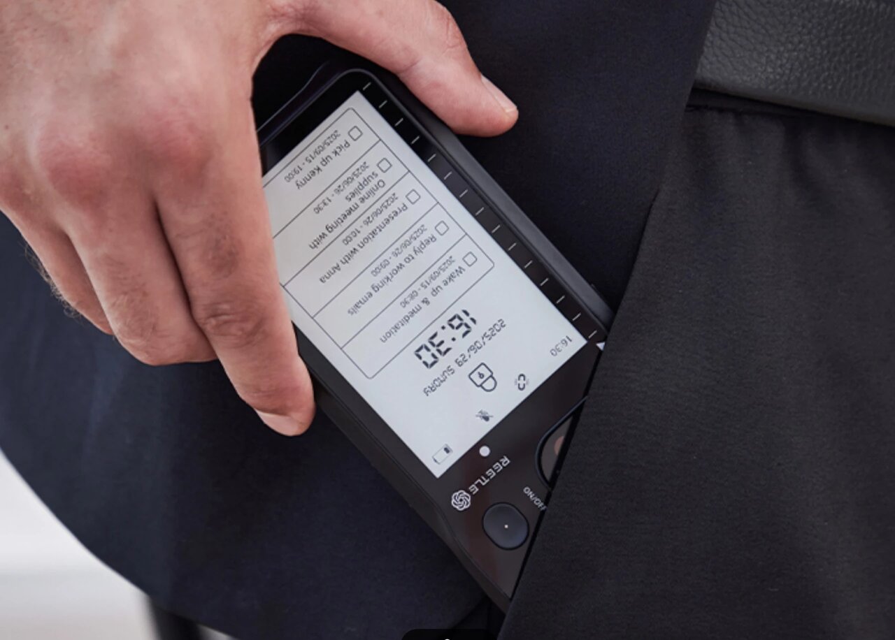 تبدیل گوشی به یک مرکز کارآمد با استفاده از فناوری E Ink و هوش مصنوعی فقط با کمک یک قاب امکانپذیر است! تبدیل گوشی به یک مرکز کارآمد با استفاده از فناوری E Ink و هوش مصنوعی فقط با کمک یک قاب امکانپذیر است!