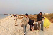 پاکسازی سواحل جزیره کیش با مشارکت گروه‌های مردمی و دوستداران طبیعت