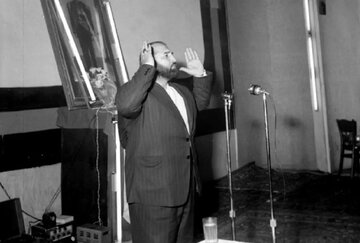 عکس/ نورمن ویزدوم و همسرش در کنار «شعبان بی‌مخ» در تهران؛ سال ۱۳۴۸