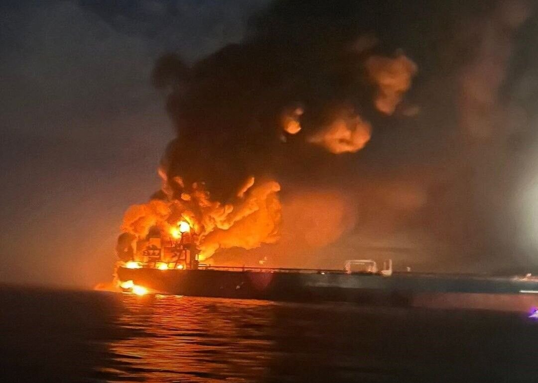 ترکیه دلیل انفجار دو نفتکش روسیه را اعلام کرد / کشتیها غرق نشدند آتش ادامه دارد / عکس