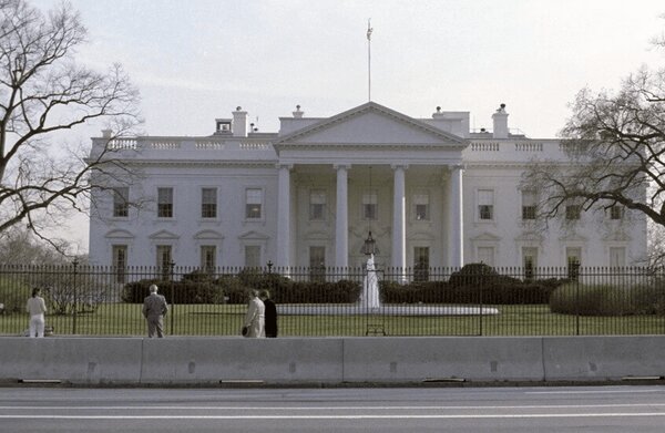 به نقل از «نیویورک تایمز»، گزارشهایی مبنی بر ارزیابی حملاتی احتمالی به ونزوئلا توسط دولت ایالات متحده منتشر شده است. این روزنامه به گفتگوهای داخلی در کاخ سفید اشاره کرده که به بررسی گزینههای نظامی علیه این کشور آمریکای جنوبی میپردازند. به نقل از «نیویورک تایمز»، گزارشهایی مبنی بر ارزیابی حملاتی احتمالی به ونزوئلا توسط دولت ایالات متحده منتشر شده است. این روزنامه به گفتگوهای داخلی در کاخ سفید اشاره کرده که به بررسی گزینههای نظامی علیه این کشور آمریکای جنوبی میپردازند.