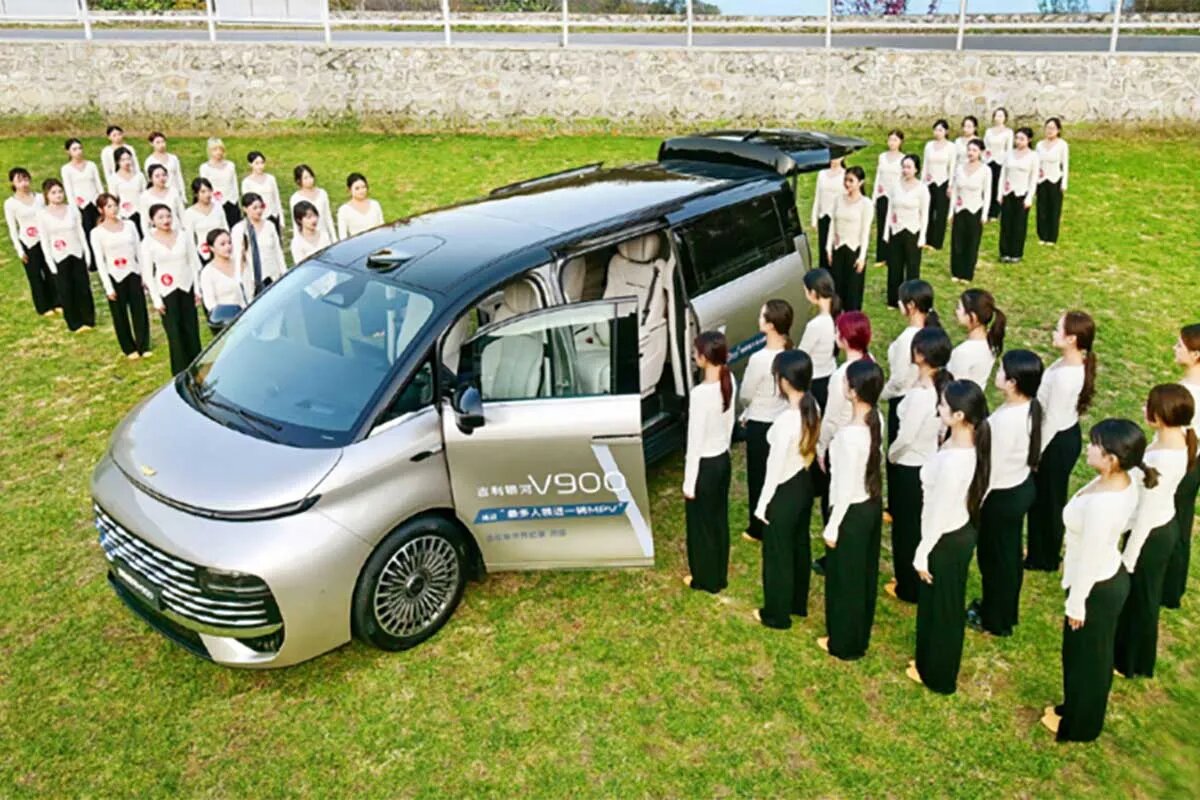 ۴۲ نفر در یک خودرو! / رکورد گینس شکست