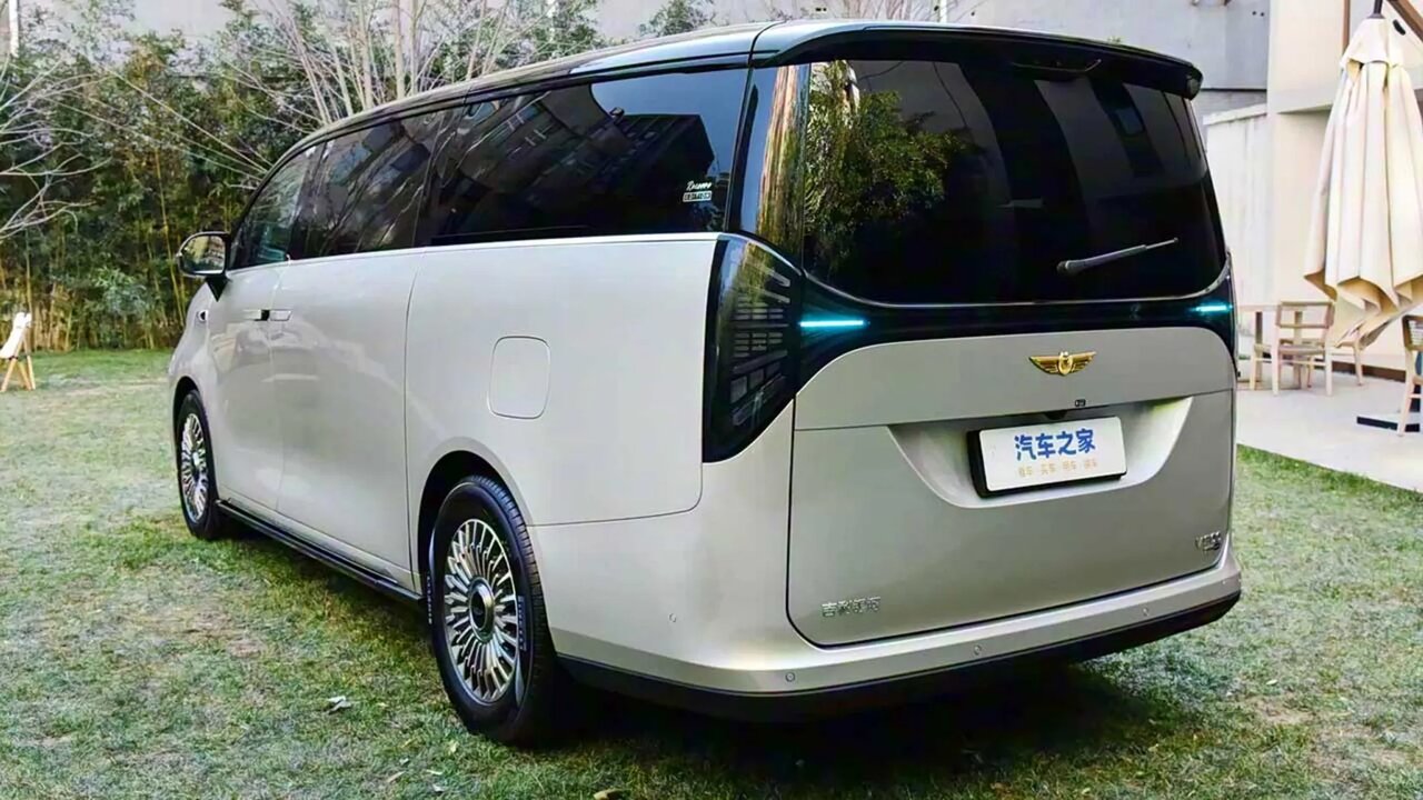 ۴۲ نفر در یک خودرو! / رکورد گینس شکست