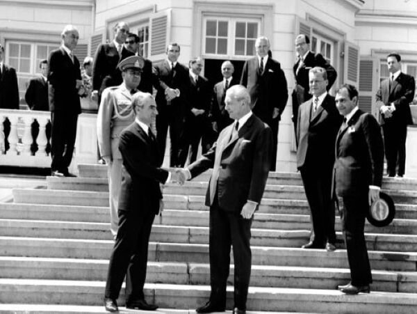 خاطرات علم: او با قاطعیت بیان کرد که به یقین شاه در حال بررسی گزینههایی برای دستیابی به بمب اتمی است. خاطرات علم: او با قاطعیت بیان کرد که به یقین شاه در حال بررسی گزینههایی برای دستیابی به بمب اتمی است.