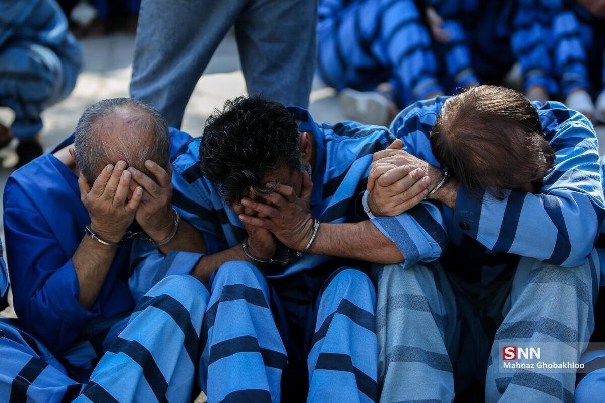 نیروهای انتظامی موفق به شناسایی و دستگیری یک باند دو نفره از سارقان حرفهای خودرو و منازل در تهران شدند. این افراد به بیش از ده فقره سرقت اعتراف کردهاند. نیروهای انتظامی موفق به شناسایی و دستگیری یک باند دو نفره از سارقان حرفهای خودرو و منازل در تهران شدند. این افراد به بیش از ده فقره سرقت اعتراف کردهاند.