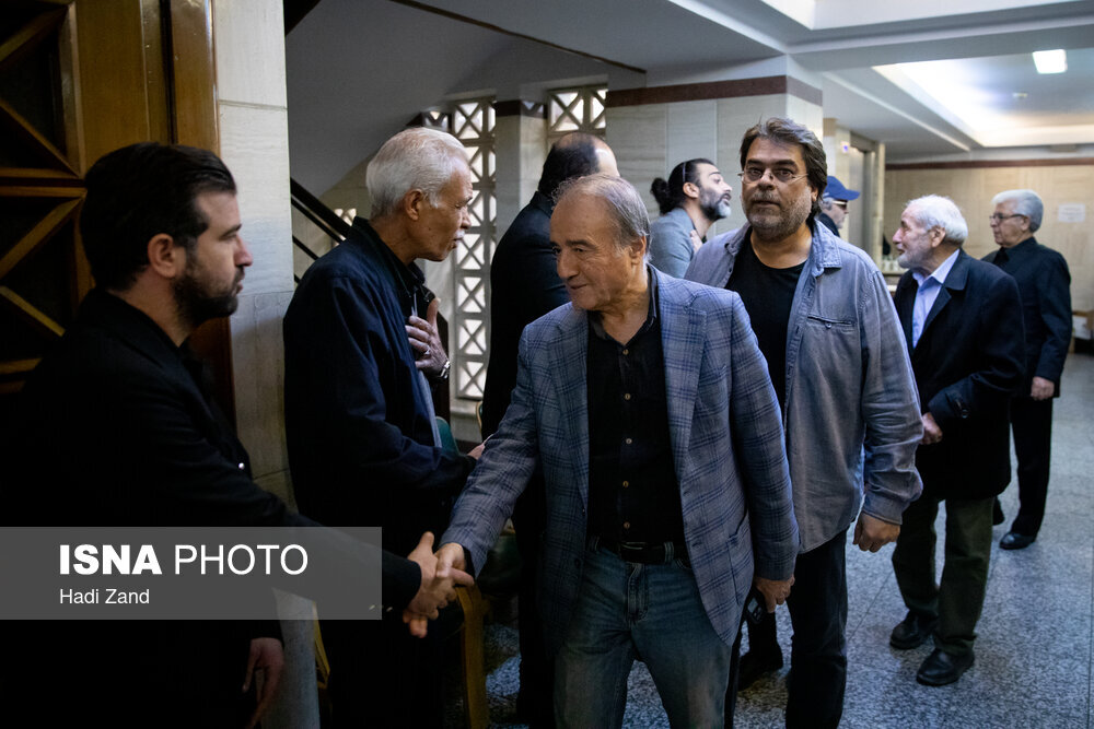 مراسم یادبود هادی مرزبان با حضور هنرمندان/ از اکبر زنجانپور تا حامد کمیلی