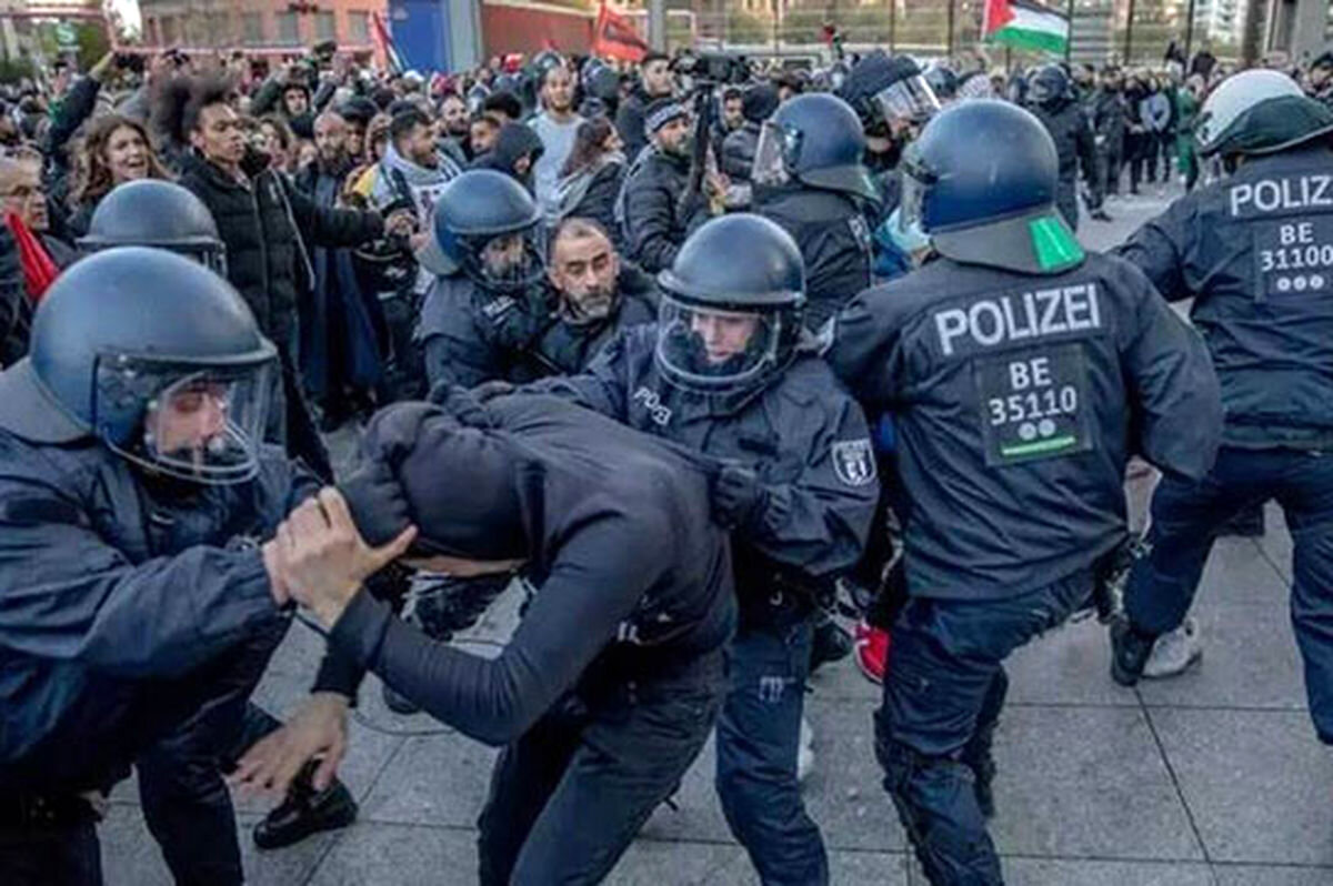 ببینید | ضرب و شتم نماینده پارلمان آلمان در بحبوحه تظاهرات