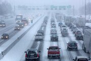 ببینید | اولین تصاویر از تصادف زنجیره‌ای در هوای برفی؛ ۴۵ خودرو درگیر شدند