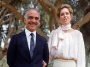 عکس/ نورالحسین، ملکه اردن در حال دست دادن با امپراتور هیروهیتو در توکیو؛ سال ۱۳۶۲