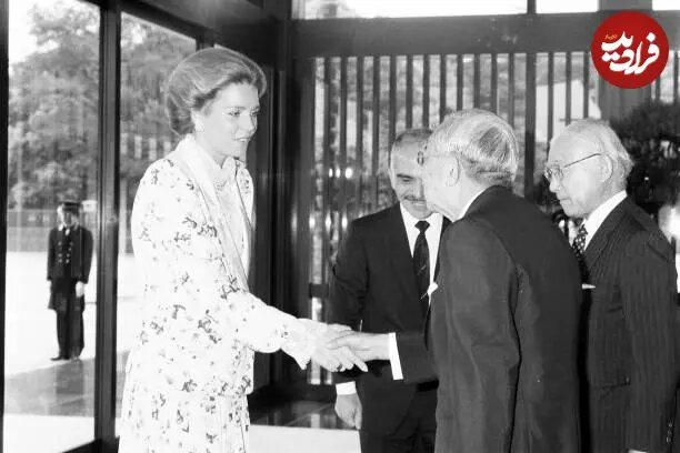 عکس/ نورالحسین، ملکه اردن در حال دست دادن با امپراتور هیروهیتو در توکیو؛ سال ۱۳۶۲