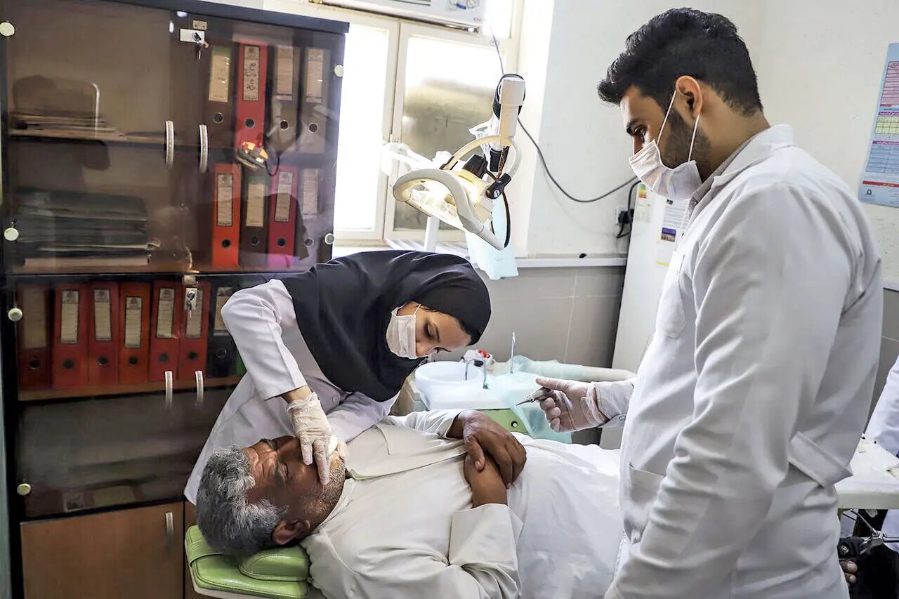 وقتی اقتصاد بهنفع مردم نیست سلامت دندان هم قربانی میشود؛ مسئولان برای سلامت ارزش قائل نیستند/ تلویزیون چیزی جز چیپس و پفک تبلیغ میکند؟