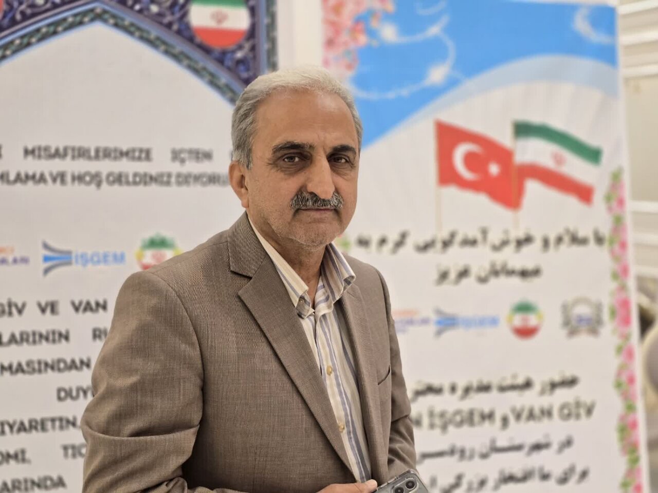 رئیس سازمان چای کشور در مصاحبهای با خبرآنلاین اعلام کرد: صادرات چای به میزان ۴۵ درصد رشد داشته و در همین راستا، ۹۸۰۰ تن چای تولید شده در گیلان به ۳۰ کشور مختلف ارسال شده است. رئیس سازمان چای کشور در مصاحبهای با خبرآنلاین اعلام کرد: صادرات چای به میزان ۴۵ درصد رشد داشته و در همین راستا، ۹۸۰۰ تن چای تولید شده در گیلان به ۳۰ کشور مختلف ارسال شده است.