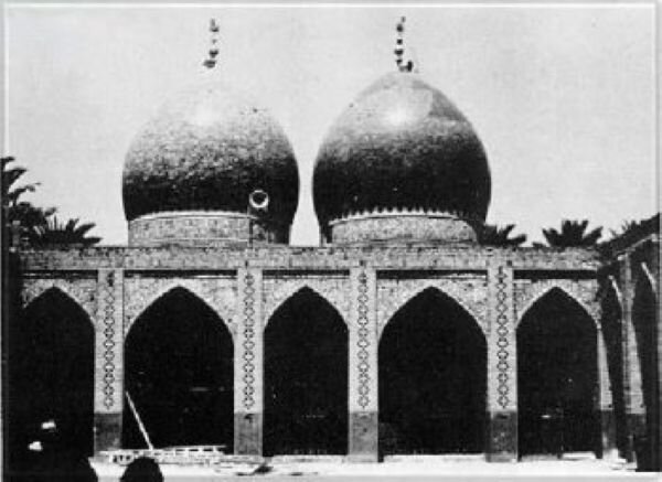 متن زیر به بازنویسی خبر لحن داده شده است:
در خاطرات ناصرالدینشاه، اشارهای به متولی مقبره طفلان مسلم شده است که به عنوان فردی بسیار پرحرف و حاشیهساز توصیف میشود. متن زیر به بازنویسی خبر لحن داده شده است:
در خاطرات ناصرالدینشاه، اشارهای به متولی مقبره طفلان مسلم شده است که به عنوان فردی بسیار پرحرف و حاشیهساز توصیف میشود.