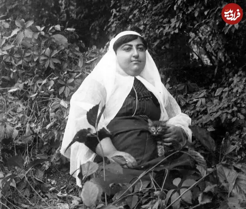 عکس/ مادر احمدشاه با گربهاش