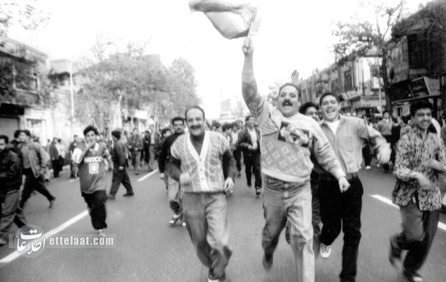 مجموعه عکس/ خوشحالی مردم پس از صعود تیم ملی فوتبال ایران به جام جهانی ۹۸ فرانسه!